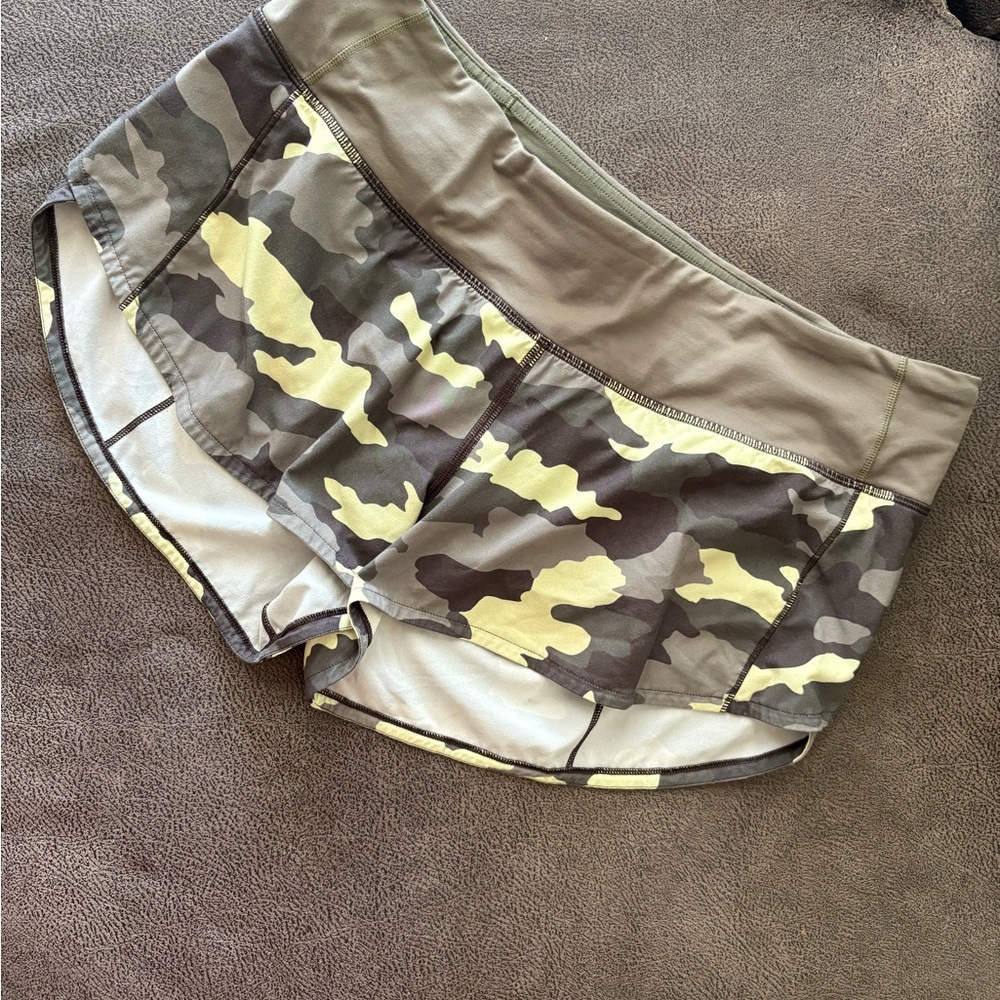 Lululemon Athletica Low-Rise speed up shorts Olive Green camo print size 8